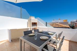 d'une table à manger et de chaises sur un balcon avec vue. dans l'établissement Casa dos Amigos, à Alvor