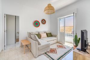 un salon avec un canapé et une télévision dans l'établissement Casa dos Amigos, à Alvor