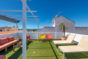 un patio avec des chaises et des tables sur un toit dans l'établissement Casa dos Amigos, à Alvor
