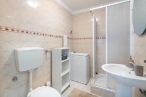 une salle de bains avec toilettes, lavabo et douche dans l'établissement Casa dos Amigos, à Alvor 24 autres photos