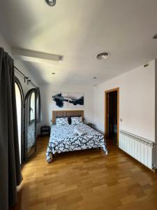 ein Schlafzimmer mit einem Bett in der Mitte in der Unterkunft CASA NEUS, casa junto a Barcelona in Sant Feliu de Llobregat