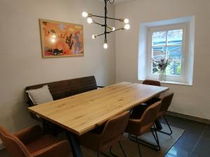 comedor con mesa de madera y sillas en Ferienhaus MaLu in Bremm, en Bremm