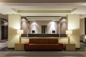 a living room with a couch and a mirror at Hotel Playa Calera in Valle Gran Rey
