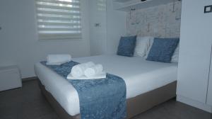 1 dormitorio con 1 cama con 2 toallas en Mandy Apartman en Baška