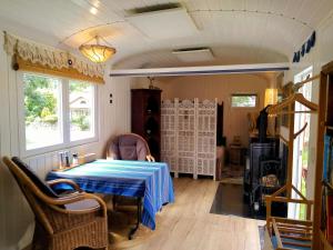 Oriental Tiny House mit Sauna في ويندستش ريتز: غرفة طعام مع طاولة مع قطعة قماش من الطاولة الزرقاء