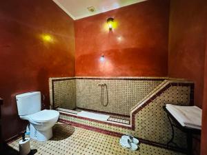 een badkamer met een toilet en een wastafel bij Riad Ahlam in Fès