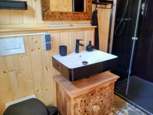 Oriental Tiny House mit Sauna في ويندستش ريتز: حمام مع حوض في منزل صغير
