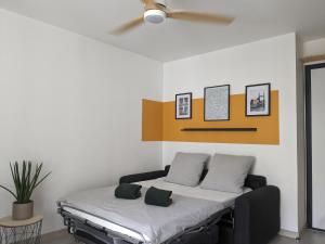 Ce lit se trouve dans un dortoir doté d'un ventilateur de plafond. dans l'établissement La Terrasse du tramway, Parking, 30min de Paris, à Bezons