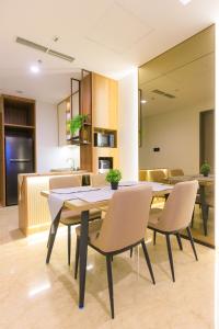 uma sala de jantar com mesa e cadeiras e uma cozinha em Calma 31 Apartment em Makassar