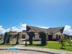 uma casa com um jardim em frente em Lar das Cerejeiras em Bananeiras