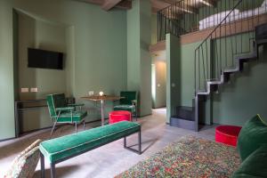 une chambre avec un escalier, une table et des chaises dans l'établissement Ca' Barroni Agriresort, à Sondrio