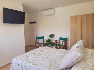 een slaapkamer met een bed met een kussen erop bij Apartamento con vistas al mar in Villajoyosa