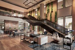 een lobby met een wenteltrap in een gebouw bij The Yacht Hotel by DC in Ha Long