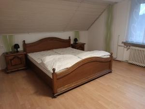 sypialnia z łóżkiem i 2 szafkami nocnymi w obiekcie Ferienhaus am Waldrand in der Nähe eines Badesees w mieście Dylaki
