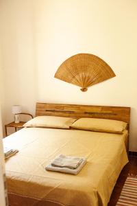 una camera da letto con un letto e un asciugamano sopra di Villa Arianna (Parghelia, Calabria) a Parghelia