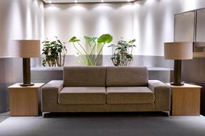 a living room with a couch and two lamps at Hotel Playa Calera in Valle Gran Rey