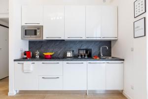 Kuchyň nebo kuchyňský kout v ubytování Prada & Bocconi - Cozy Studio, Fast WiFi, Tram