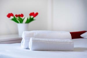 Postel nebo postele na pokoji v ubytování Prada & Bocconi - Cozy Studio, Fast WiFi, Tram