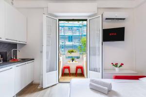 Postel nebo postele na pokoji v ubytování Prada & Bocconi - Cozy Studio, Fast WiFi, Tram