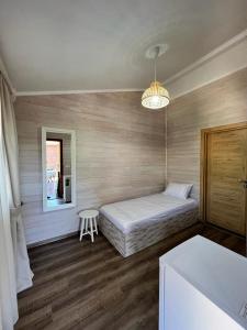 1 dormitorio con cama, mesa y ventana en Alicra Hotel Çıralı, en Cıralı