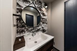 a bathroom with a white sink and a mirror at trive ozone2 バンテリンドーム ナゴヤ近く 大曽根駅 徒歩3分 in Yadachō