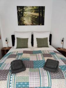 sypialnia z łóżkiem z 2 poduszkami w obiekcie Wohlfühloase Gelsenkirchen w mieście Gelsenkirchen