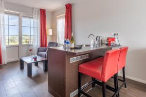 eine Küche mit einem Schreibtisch und einem roten Stuhl in der Unterkunft Bed & Breakfast Huys aan zee in Domburg