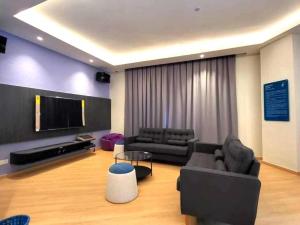 TV a/nebo společenská místnost v ubytování Netflix-Seaview-SunsetView-PuteriBeach-Mutiara Beach Resort Melaka