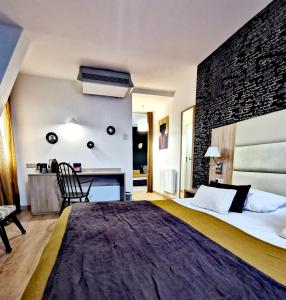 Postel nebo postele na pokoji v ubytování Grand Hôtel Brive + 37 fotografií