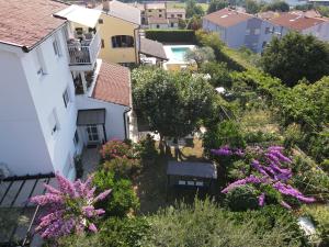 Vonkajšia záhrada v ubytovaní Modern and Elegant Apartment in a Quiet Part of Pula