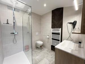 W łazience znajduje się prysznic, toaleta i umywalka. w obiekcie Le240b #4 w mieście Saint-Mard