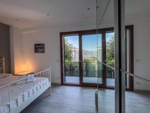 ein Schlafzimmer mit einem Bett und einem großen Fenster in der Unterkunft Isola Bella Luxury View in Taormina