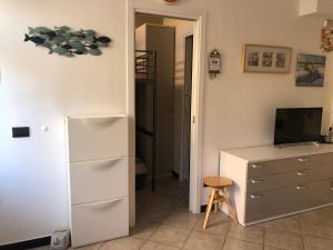 Cette chambre dispose d'un réfrigérateur et d'un bureau avec une télévision. dans l'établissement Casa di Giulia, a due passi dal mare di Cavi di Lavagna, à Lavagna