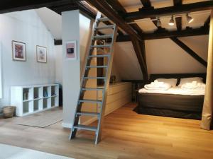 Una escalera en una habitación con cama en Ferienhaus MaLu in Bremm, en Bremm