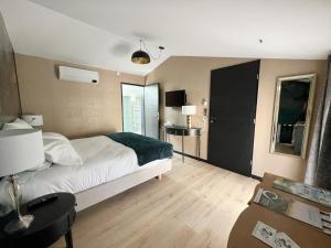 sypialnia z łóżkiem i biurkiem w obiekcie Le240b #3 w mieście Saint-Mard