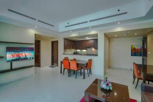 Icon Delux Hotel Apartments Al Barsha - Formerly Abidos的电视和/或娱乐中心