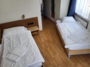 Cama o camas de una habitación en Hotel Stadthof Glarus