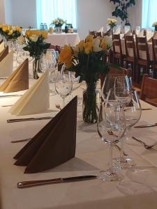 Un restaurante o sitio para comer en Hotel Stadthof Glarus