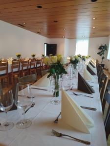 Un restaurante o sitio para comer en Hotel Stadthof Glarus