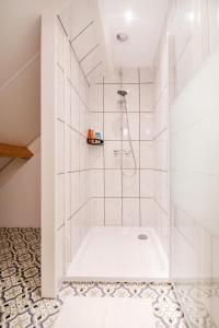 a bathroom with a shower with a white tub at Idyllic Farmhouse in Landsmeer