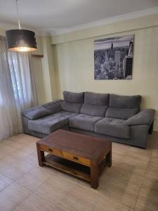 a living room with a couch and a coffee table at Apartamento acolhedor Oeiras in Barcarena