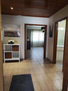 sala de estar con pasillo y habitación con mesa en Apartamento acolhedor Oeiras, en Barcarena