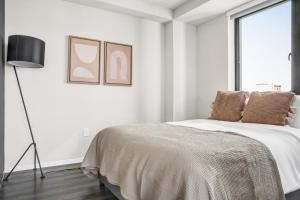 Giường trong phòng chung tại Downtown 1BR w Luxury Amenities Rooftop Views BOS-503