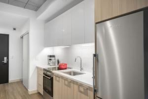 Una cocina o zona de cocina en Kendall Sq Studio w Gym nr MIT MGH BOS-36