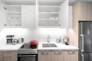 Cuisine ou kitchenette dans l'établissement Kendall Sq Studio w Gym nr MIT MGH BOS-36