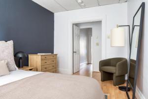 Una cama o camas en una habitación de Cozy N End 1BR steps from Harborwalk BOS-446