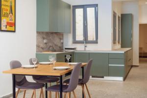 una cucina con tavolo e sedie in legno di Valletta Collection - Republica Suites a La Valletta Altre 9 foto