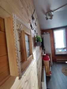 Le petit Nid Rouge في Ustou: مطبخ بحائط مع نافذة وثلاجة