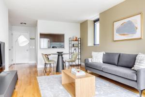 ニューヨークにあるMidtown 1BR w DM Elevator Gym nr Times Sq NYC-798のソファとテーブルのあるリビングルーム