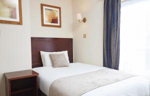 Postel nebo postele na pokoji v ubytování The Bell Hotel Woburn By Greene King Inns